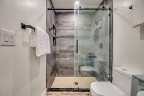 Combined shower/bathtub, hair dryer - Fun'n Sun - 3 BR/ 3 bath waterfront home in beautiful Matlacha Isles/ pool/ spa/ dock/ fishing poles (Matlacha Isles-Matlacha Shores)