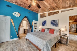 3 bedrooms, desk, iron/ironing board, travel cot - Fun'n Sun - 3 BR/ 3 bath waterfront home in beautiful Matlacha Isles/ pool/ spa/ dock/ fishing poles (Matlacha Isles-Matlacha Shores)