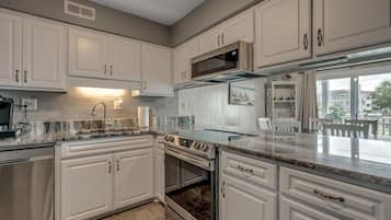 Kondominium (Surfside Beach Escape) | Dapur pribadi | Lemari es, microwave, mesin pencuci piring, dan mesin pembuat kopi/teh