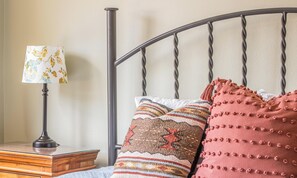 3 bedrooms, iron/ironing board, WiFi, bed sheets - Inviting Ski-In/Out Big Horn Home!Fireplace, Walk to Resort or Lake Lavinsky! (Big Sky)