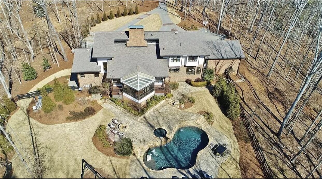 A Beautiful vacation home on Lake Lanier W Hot Tub and stunning 14 acres of land