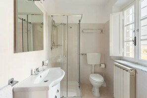 Shower, hair dryer, bidet, towels - Renovated Grange in a Renaissance Villa Park (Capannori)