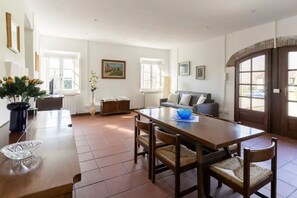 Interior - Renovated Grange in a Renaissance Villa Park (Capannori)