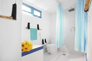 Douche, serviettes fournies, savon, papier toilette