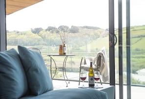 Smart TV, fireplace, music library, stereo - Stunning and stylish abode, close to the golden sands of Mawgan Porth beach (Mawgan Porth)
