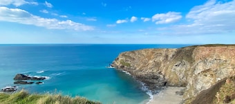 Salty's Cottage is a quintessential cottage in the heart of bustling St Agnes