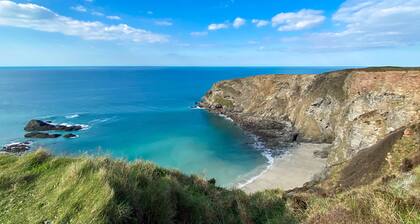 Salty's Cottage is a quintessential cottage in the heart of bustling St Agnes