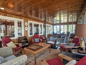 Una Smart TV, una chimenea, un reproductor de DVD, libros