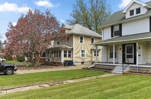 Exterior - Cozy Farmhouse Perfect For Traveling Medical Employees/Students (Toledo)