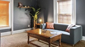 Living area - Cozy Farmhouse Perfect For Traveling Medical Employees/Students (Toledo)