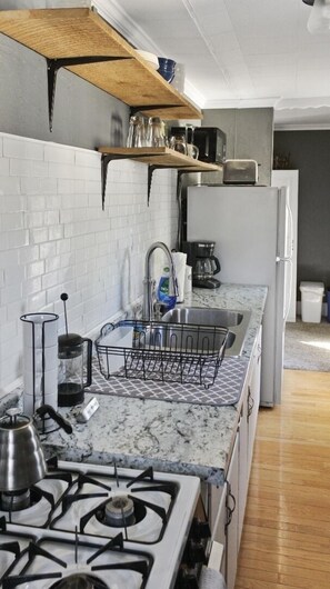 Private kitchen - Cozy Farmhouse Perfect For Traveling Medical Employees/Students (Toledo)