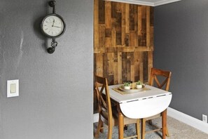 Dining - Cozy Farmhouse Perfect For Traveling Medical Employees/Students (Toledo)