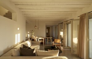 Smart TV, chimenea, oficina