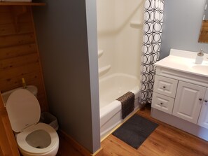 Casa de campo premier | Banheiro | Chuveiro/banheira combinados, secador de cabelo, sabonete, shampoo