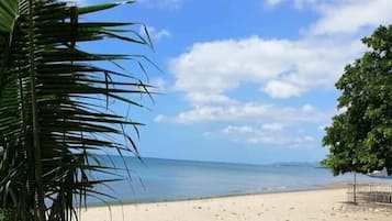 Am Strand, schwarzer Sandstrand