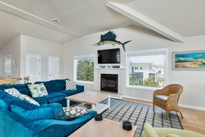 Televisión, chimenea, reproductor de DVD