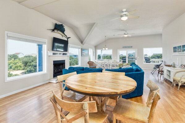 Televisie, een open haard en een dvd-speler