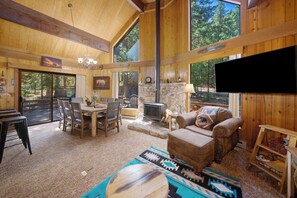 Smart-TV, peis og bøker