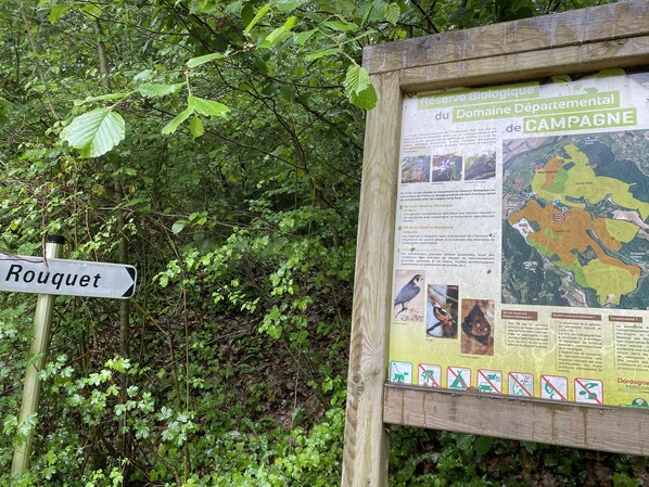 Un cartel con 'Rouxquet' y un panel informativo detallado sobre la 'Réserve Biologique du Domaine Départemental de CAMPAGNE'.