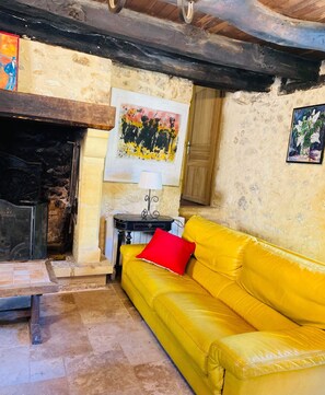 Una Smart TV, una chimenea