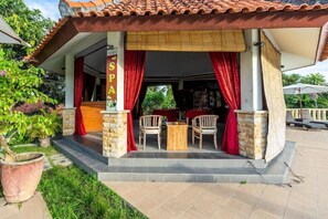 Outdoor dining - Taman Surgawi Resort and Spa (Karangasem)