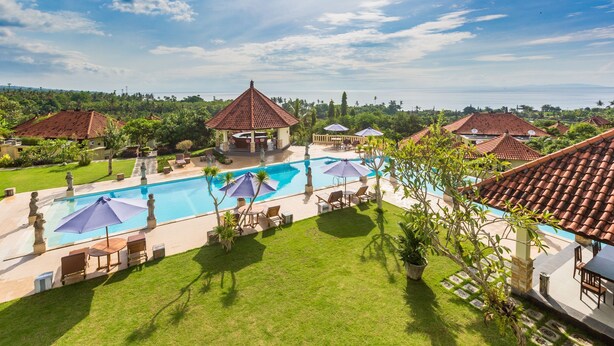 Ein Resort mit Schwimmbad, Sitzgelegenheiten im Freien und einem Gazebo.