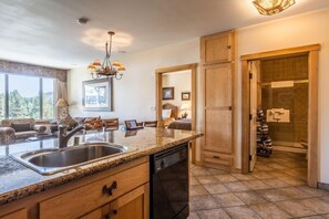Interior - Juniper Springs Lodge #413 - Luxury Ski in Ski out! 2 Bedroom (Mammoth Lakes)