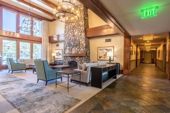Interior - Juniper Springs Lodge #413 - Luxury Ski in Ski out! 2 Bedroom (Mammoth Lakes)