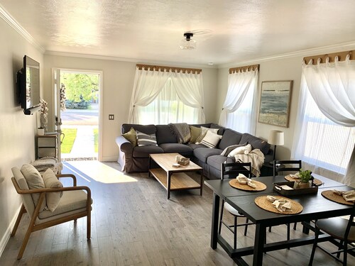 Immaculate, bright & airy newly updated home in gorgeous Meridian next to Boise!