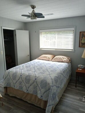 1 bedroom, iron/ironing board, free WiFi, bed sheets - Cozy Hideaway in Town (Springdale)