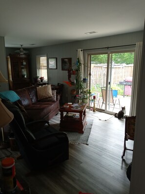 Smart TV, DVD player, books - Cozy Hideaway in Town (Springdale)