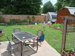 Outdoor dining - Cozy Hideaway in Town (Springdale)