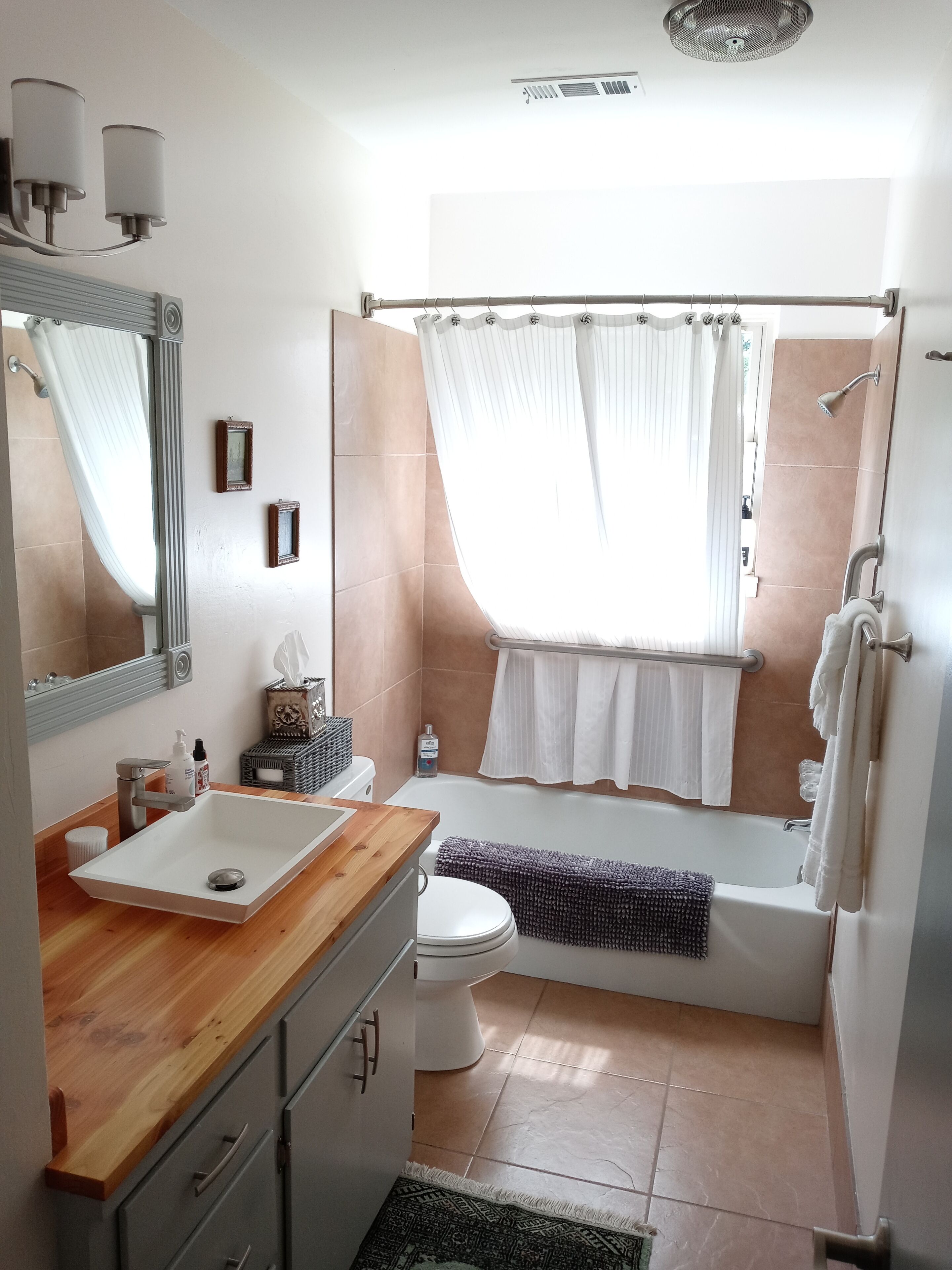 Combined shower/bathtub, hair dryer, bidet, towels
