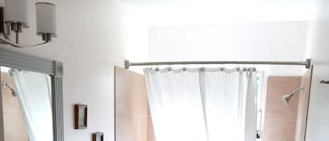 Ensemble baignoire-douche, séchoir à cheveux, bidet, serviettes fournies