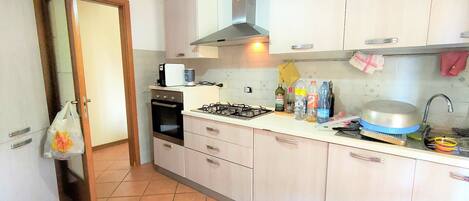 Kühlschrank, Ofen, Kochgeschirr/Geschirr/Besteck, Esstisch