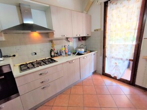Refrigerador, horno, utensilios de cocina, mesa de comedor