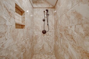 Douche, sèche-cheveux, serviettes fournies, papier toilette