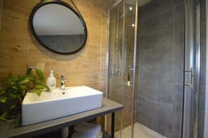 Duschwanne, Haartrockner, Handtücher, Seife