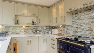 Cottage, Multiple Beds | Private kitchen | Fridge, microwave, oven, stovetop