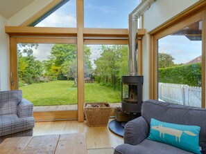 Cottage, Meerdere bedden | Woonkamer | Een 30-inch televisie met kabelzenders