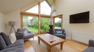 Cottage, Multiple Beds | Living room | 30-inch TV with cable channels