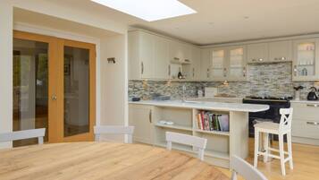 Cottage, Multiple Beds | Private kitchen | Fridge, microwave, oven, stovetop