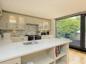 Casa de campo, várias camas | Cozinha privada | Geladeira, micro-ondas, fogão, cooktop