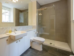 Cottage, Meerdere bedden | Badkamer | Een bad/douchecombinatie, een diep bad, een haardroger, handdoeken