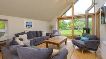 Casa de campo, varias camas | Sala de estar | Televisión de 30 pulgadas con canales por cable