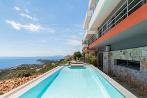 Seasonal outdoor pool - Olon Villa with Private Pool (Marathon)