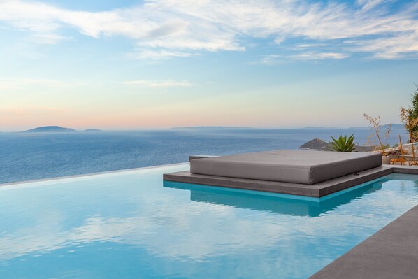 Seasonal outdoor pool - Olon Villa with Private Pool (Marathon)