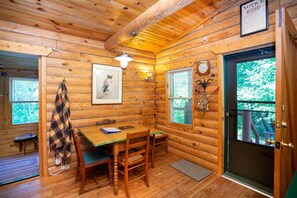 Dining - Plover Retreat - Cute Cabin Close to Town, 5 min. from beach (Grand Marais)