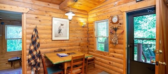 Plover Retreat - Cute Cabin Close to Town, 5 min. from beach