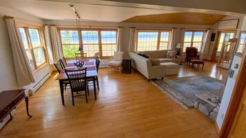 TV connectée, cheminée, lecteur de DVD, livres